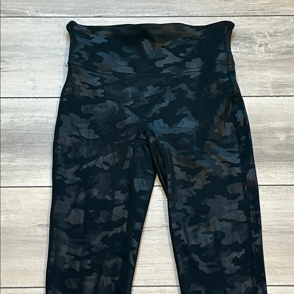 Spanx Faux Leather Matte Black Camo Leggings Style 20185R size XS